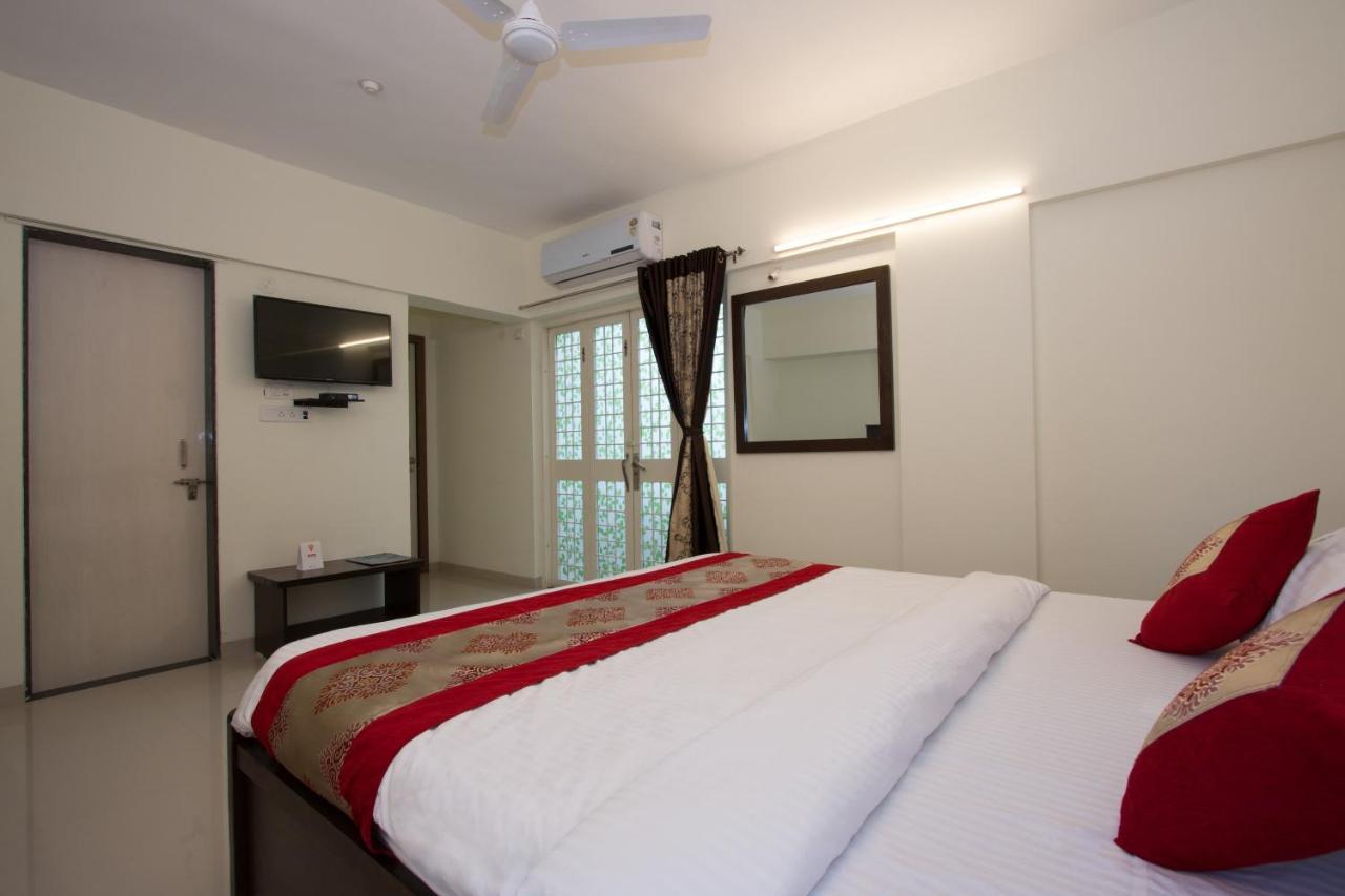 Oyo 9052 Leisurely Abode Hotel Khadki ภายนอก รูปภาพ