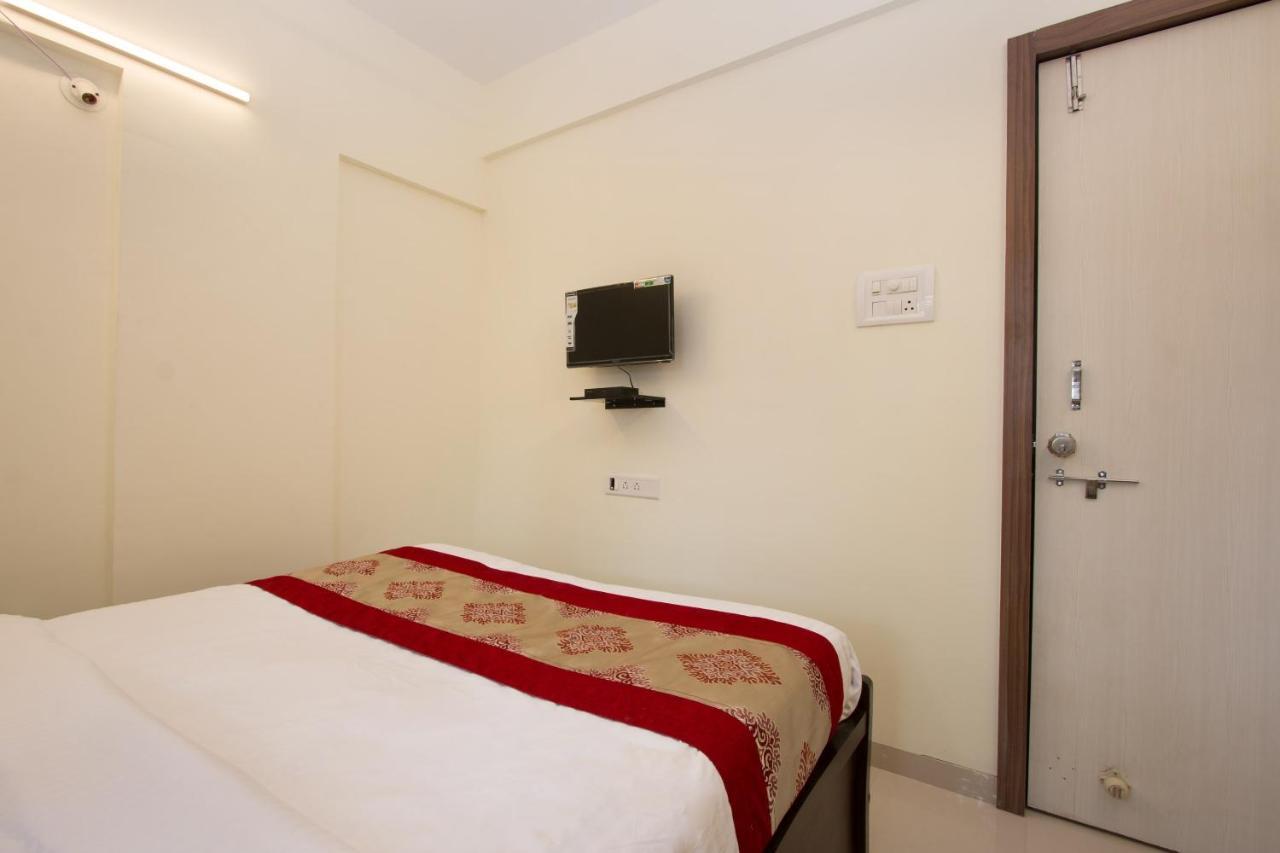 Oyo 9052 Leisurely Abode Hotel Khadki ภายนอก รูปภาพ
