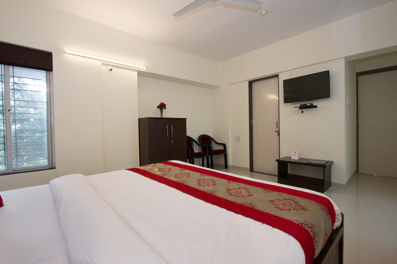 Oyo 9052 Leisurely Abode Hotel Khadki ภายนอก รูปภาพ